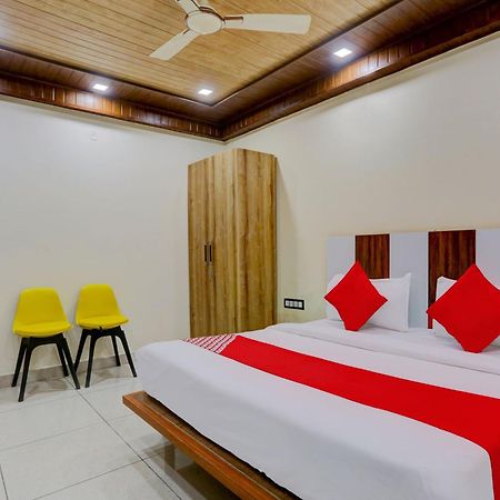 Hotel O Family Deluxe Нью-Дели Экстерьер фото