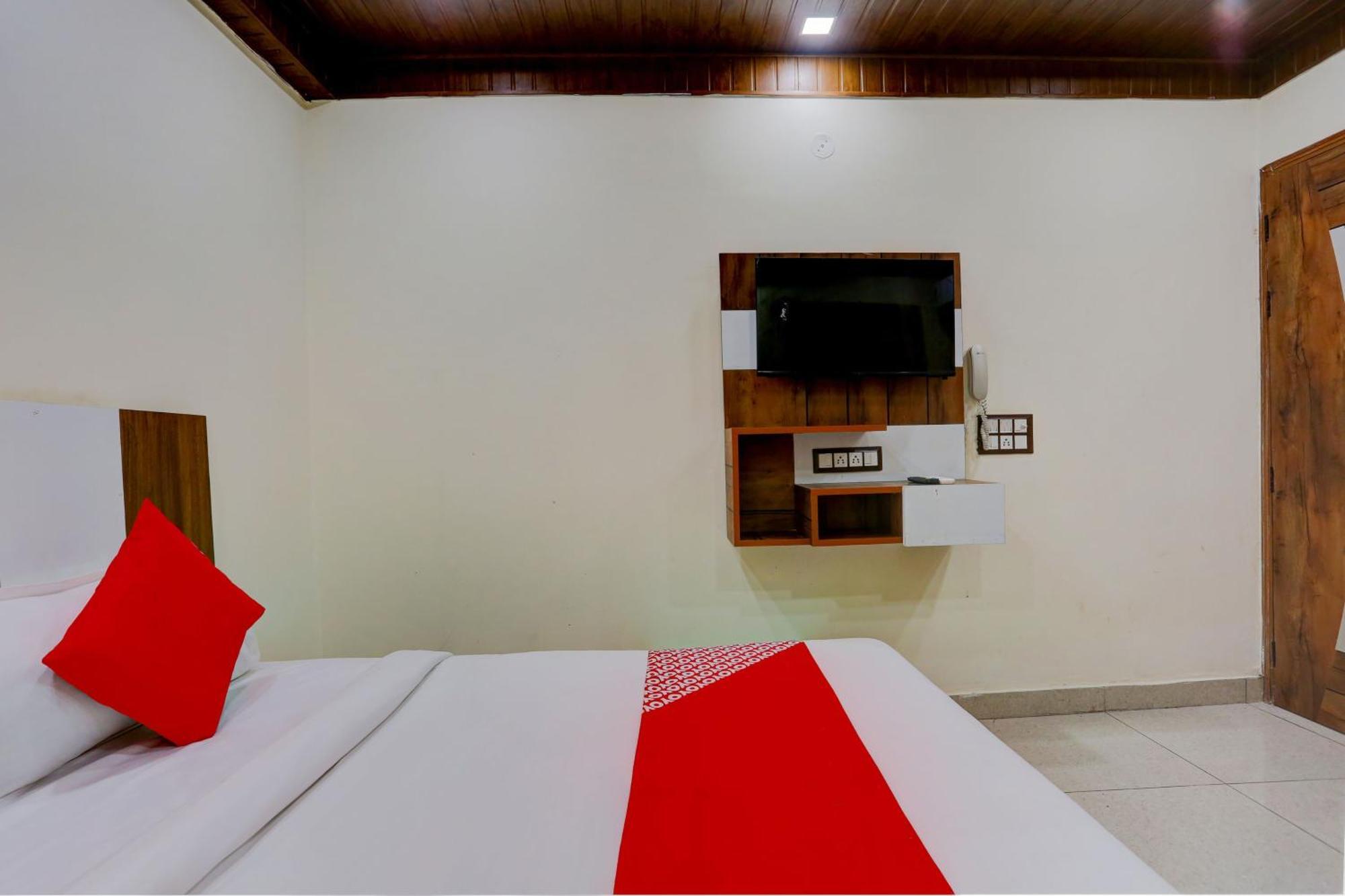 Hotel O Family Deluxe Нью-Дели Экстерьер фото