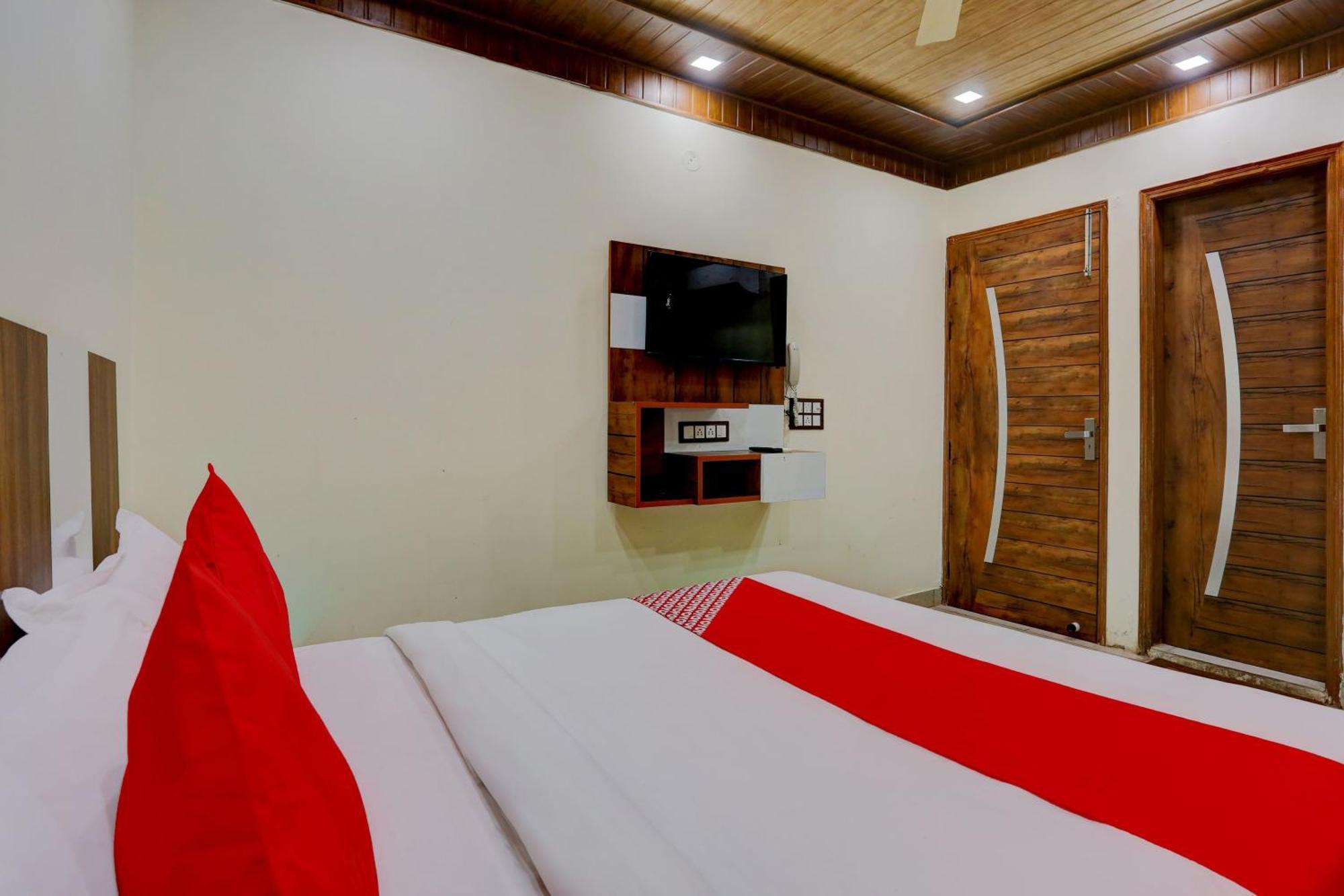 Hotel O Family Deluxe Нью-Дели Экстерьер фото