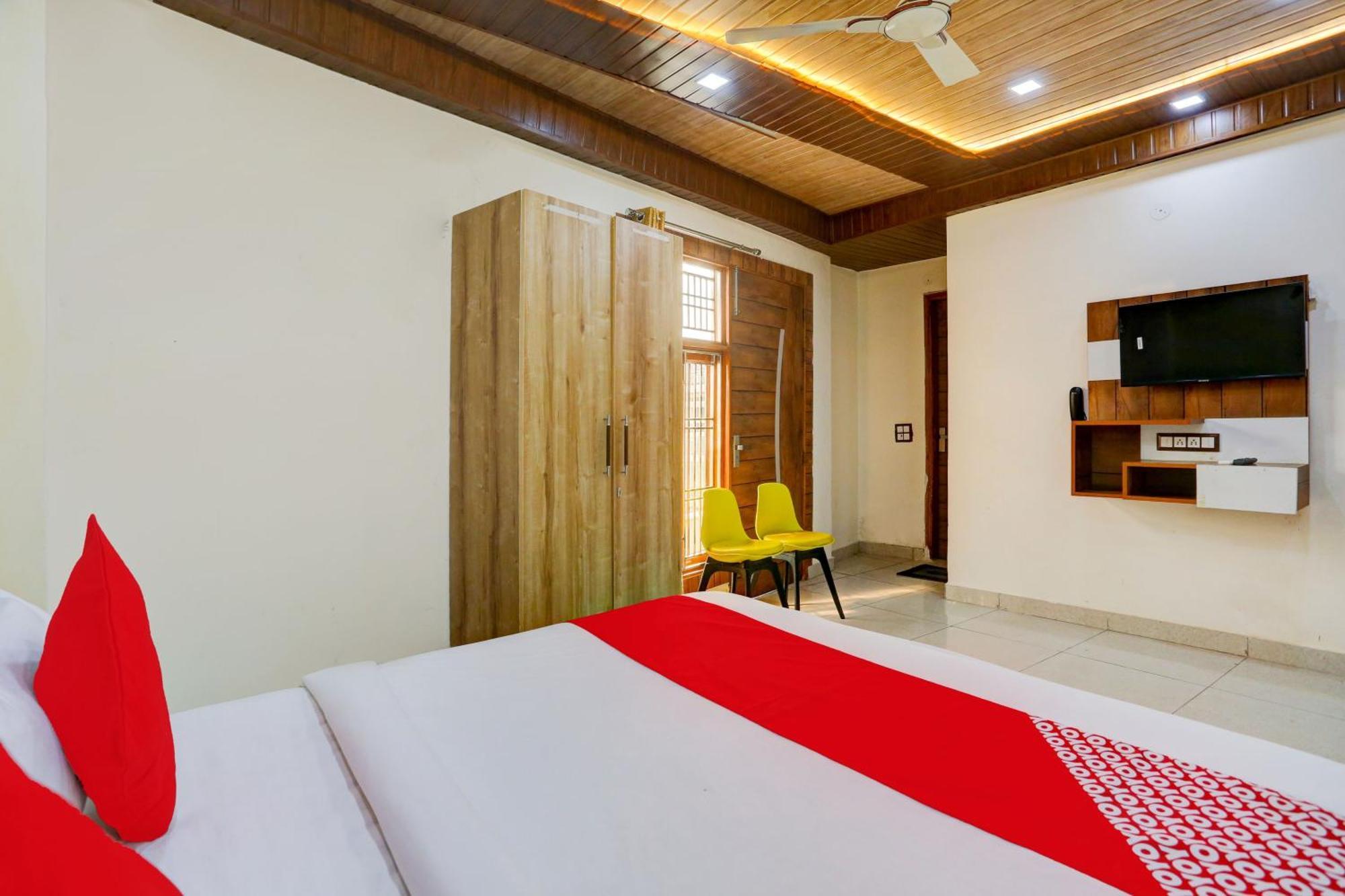 Hotel O Family Deluxe Нью-Дели Экстерьер фото